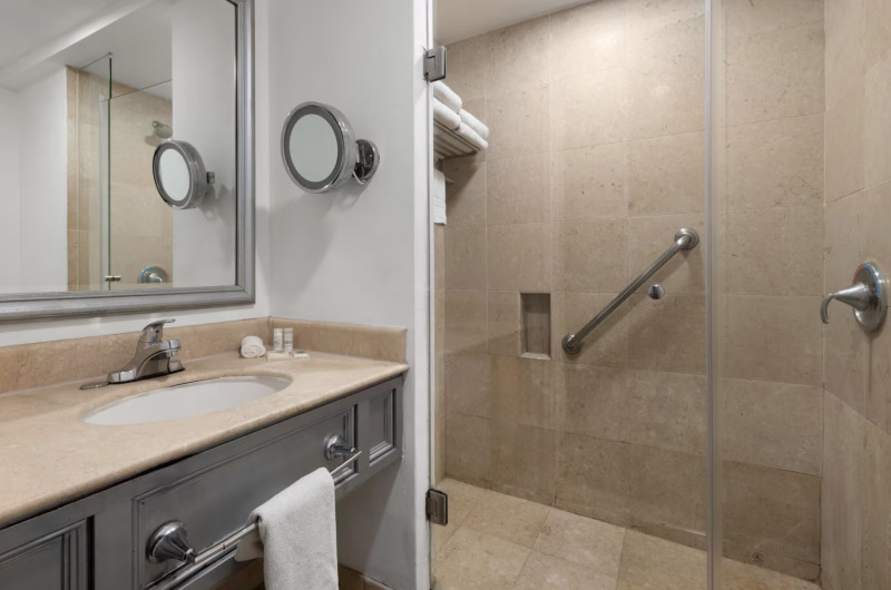 Ver aviso de uso de imágenes y contenido a pie de página.