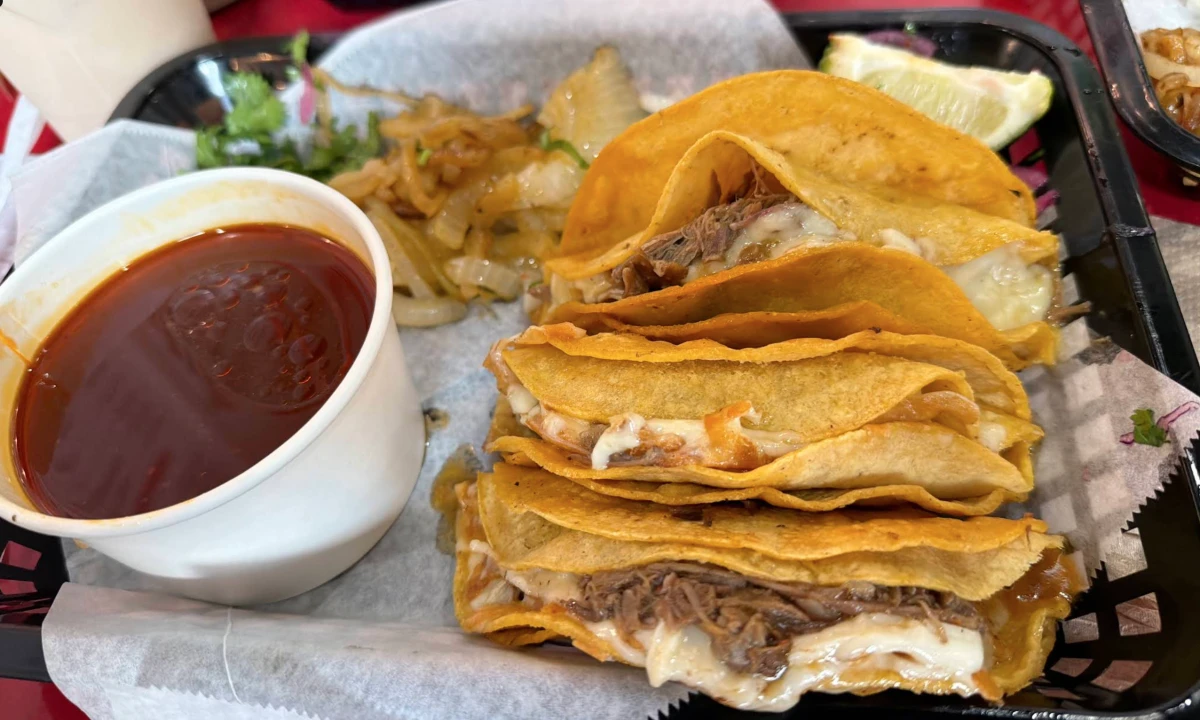 🌮 Street Tacos, Family Carnitas & an Open Kitchen: Dos Tacos in Katy - Imagen 4